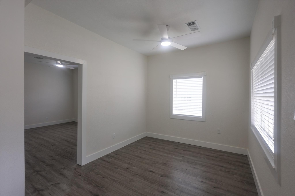 602 Higgins Street - Photo 3