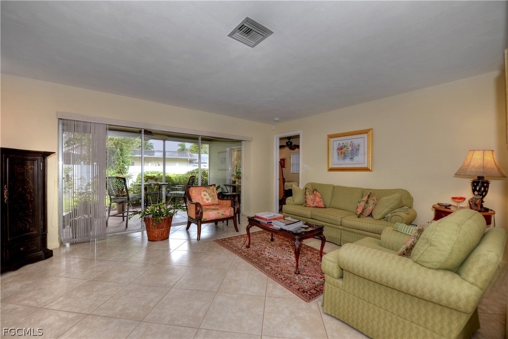 5652 Eichen Circle E - Photo 2