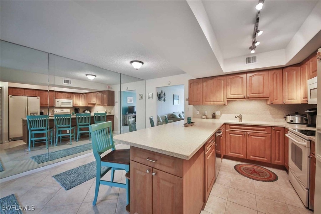 68 Marco Villas Drive - Photo 3