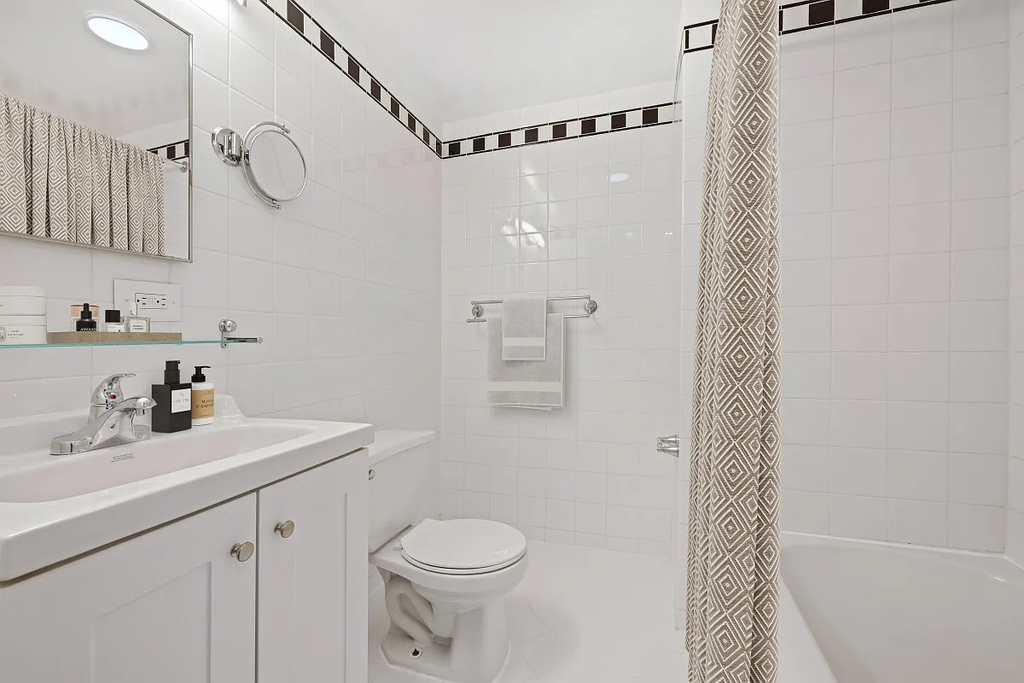 West 34th Street - Photo 6