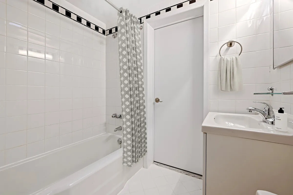 West 34th Street - Photo 3