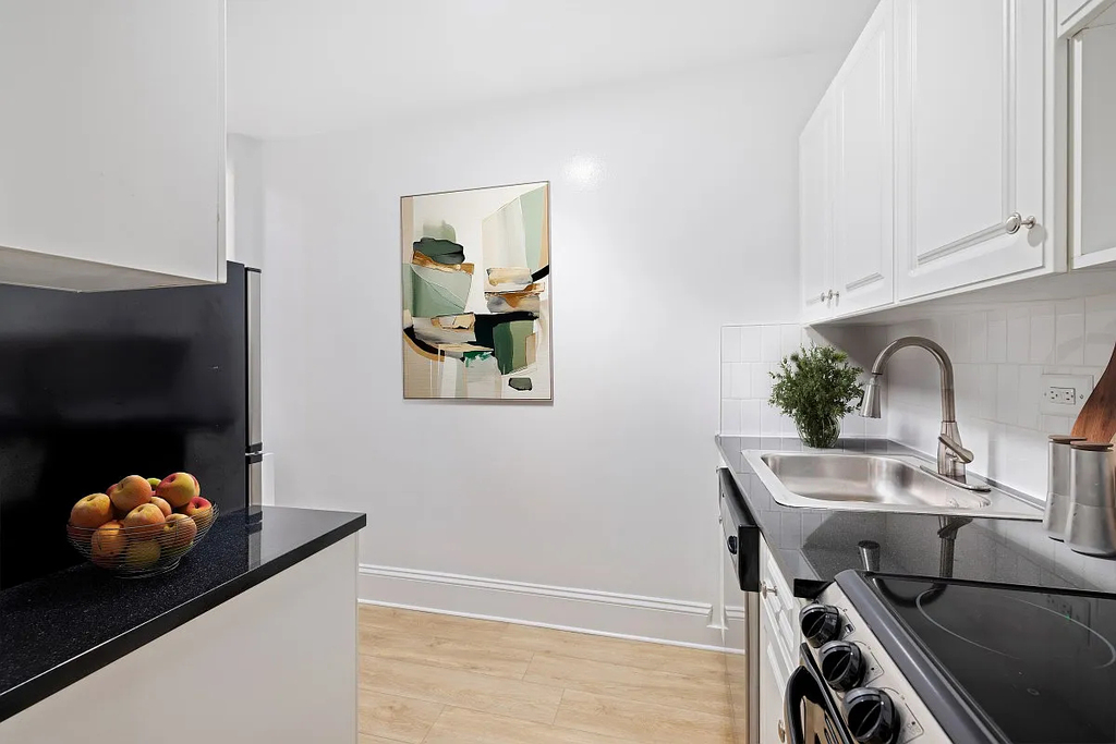 West 34th Street - Photo 5