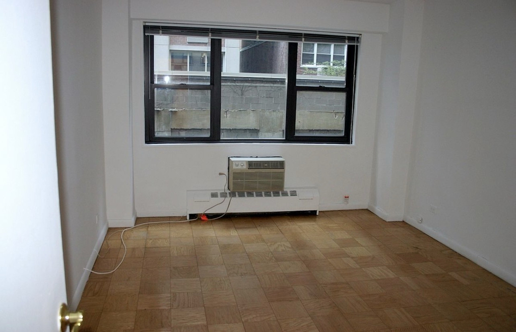 E 46th St - Photo 3