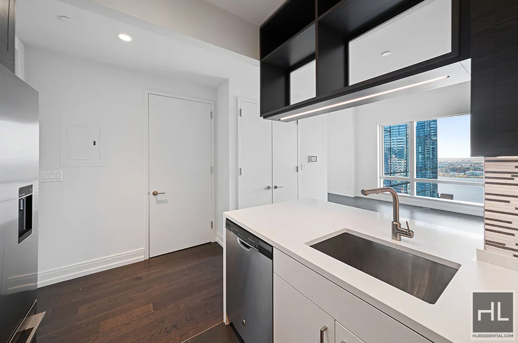 10th Avenue - Photo 2