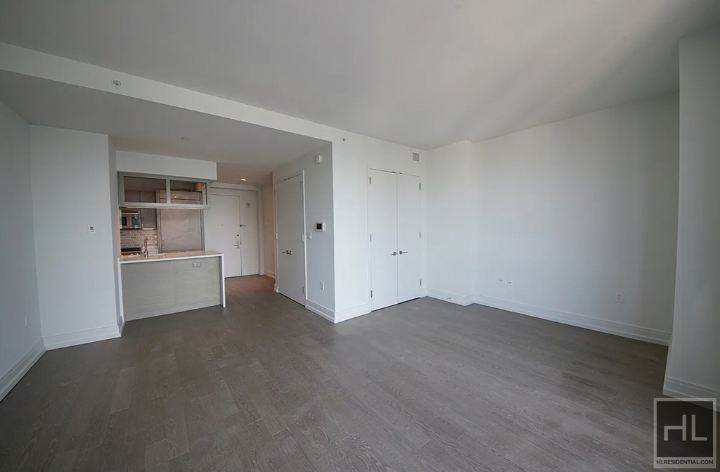 10th Avenue - Photo 1
