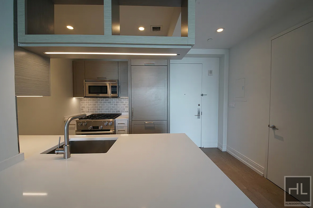 10th Avenue - Photo 4