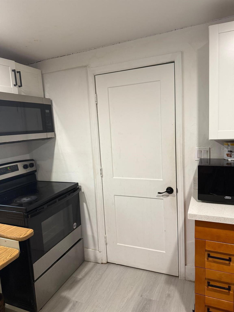 1116 W 32nd Street - Photo 2