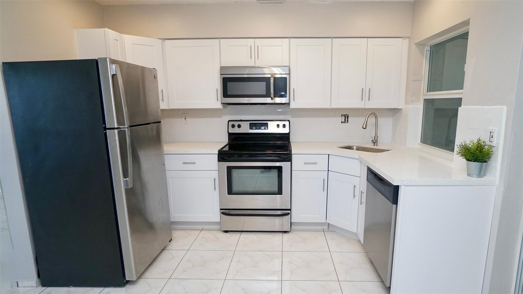 5908 Nw 81st Avenue - Photo 14
