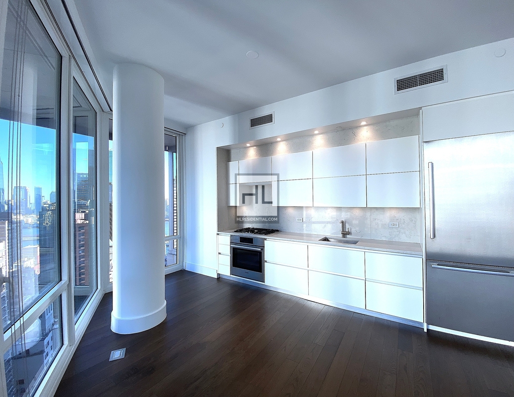 East 44th Street - Photo 2