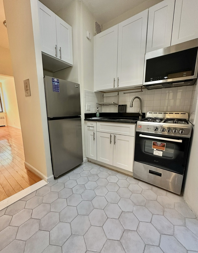 400 East 85th Street - Photo 1