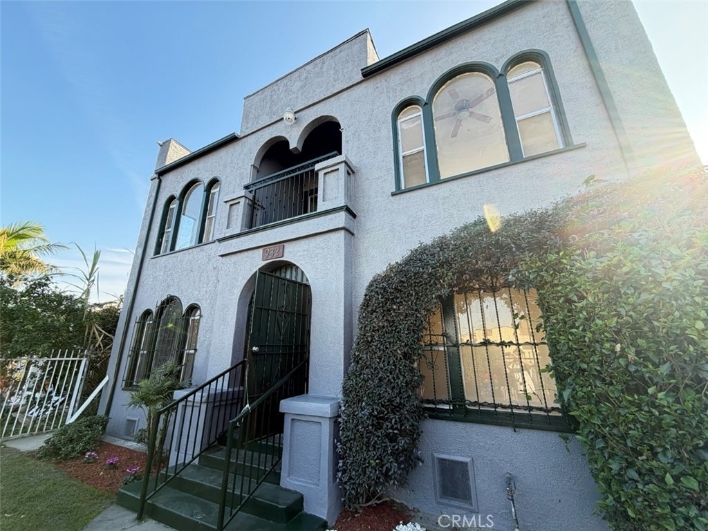 932 W 74th Street - Photo 0