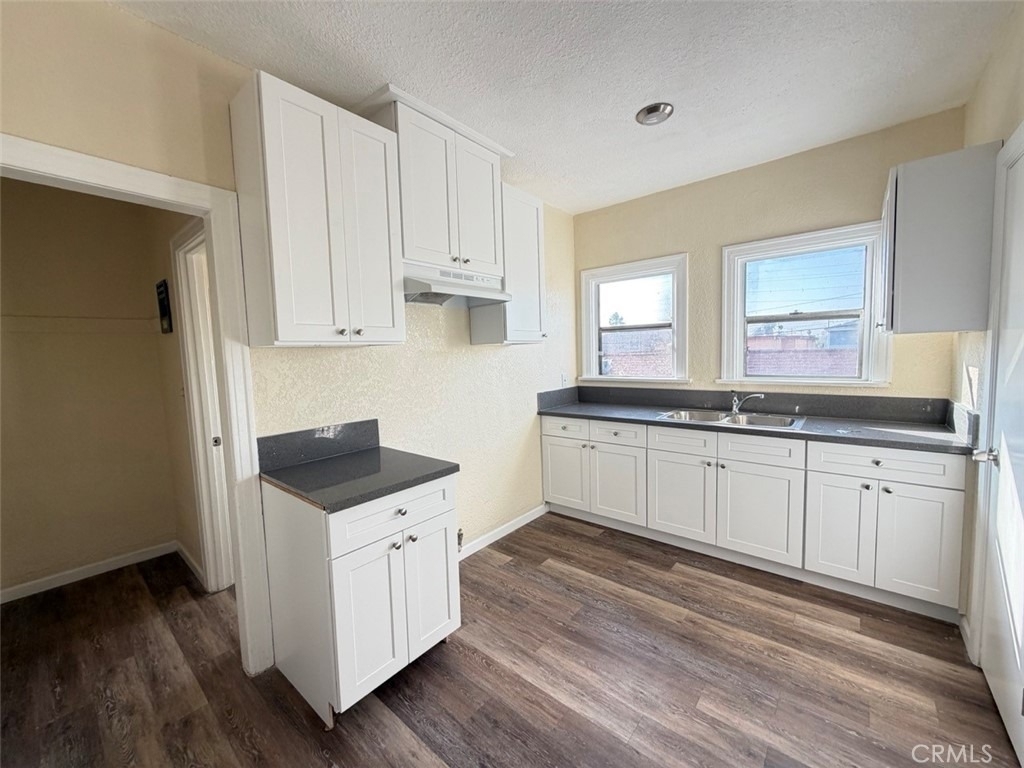 932 W 74th Street - Photo 2