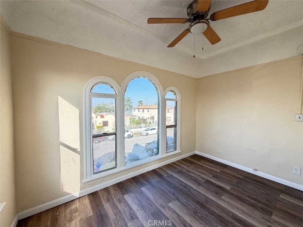 932 W 74th Street - Photo 5