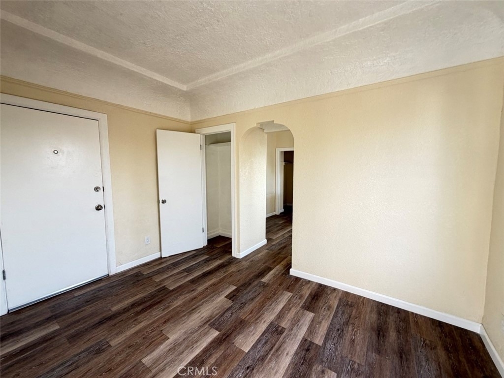 932 W 74th Street - Photo 6