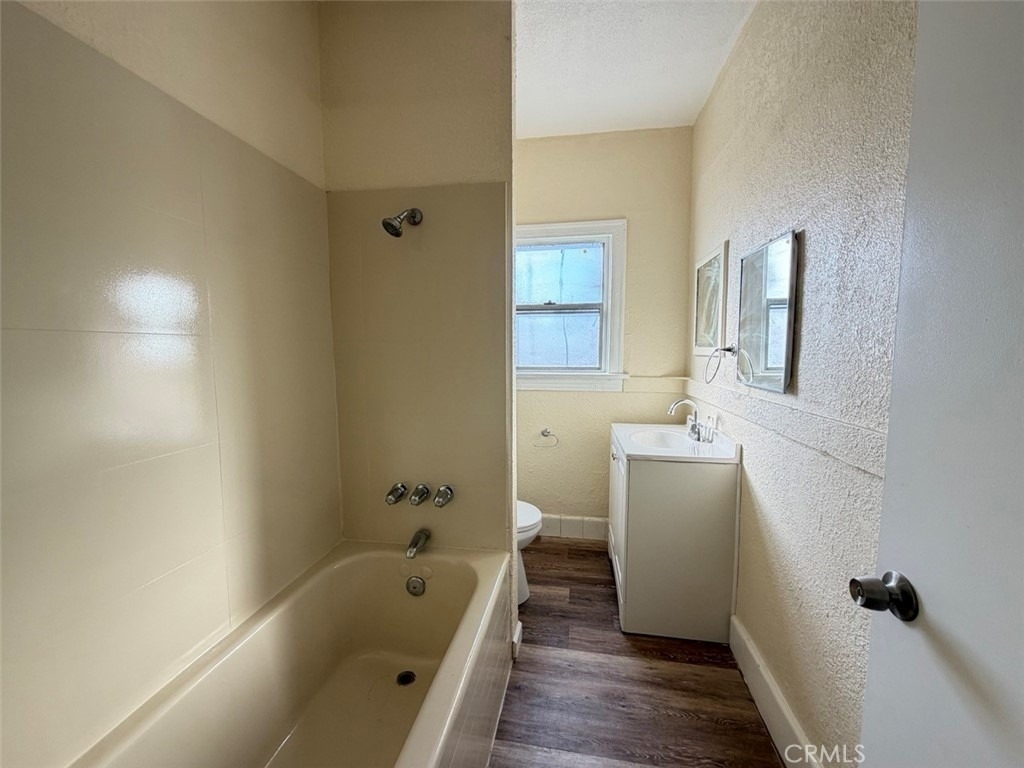 932 W 74th Street - Photo 4
