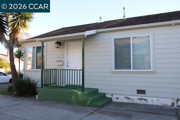 827 33rd St - Photo 1