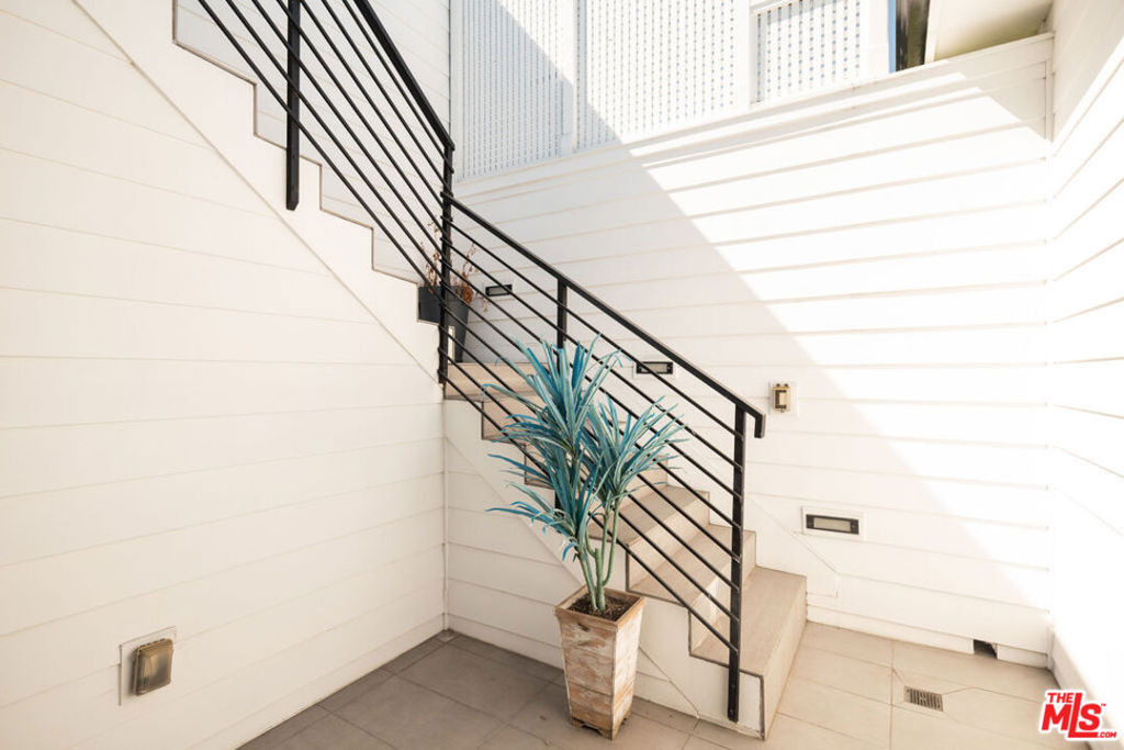531 N Stanley Avenue - Photo 33