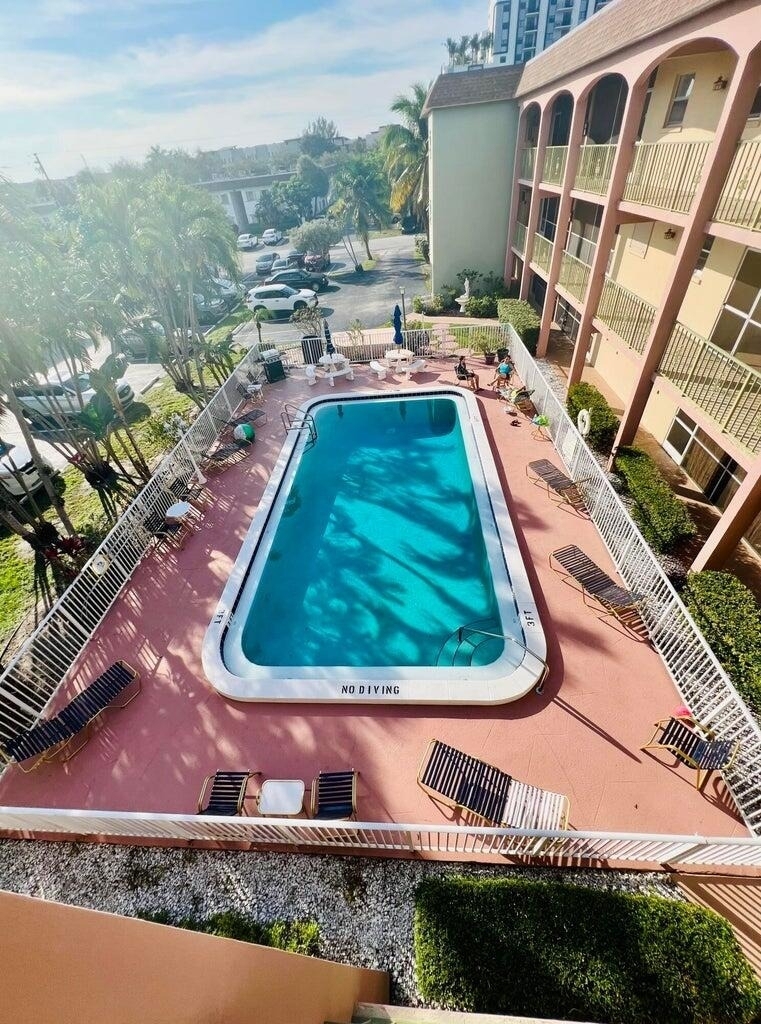 100 Se 6th Avenue - Photo 1