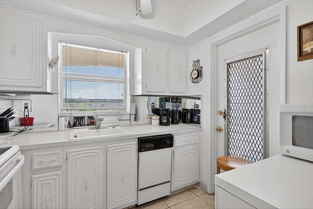 100 Se 6th Avenue - Photo 16