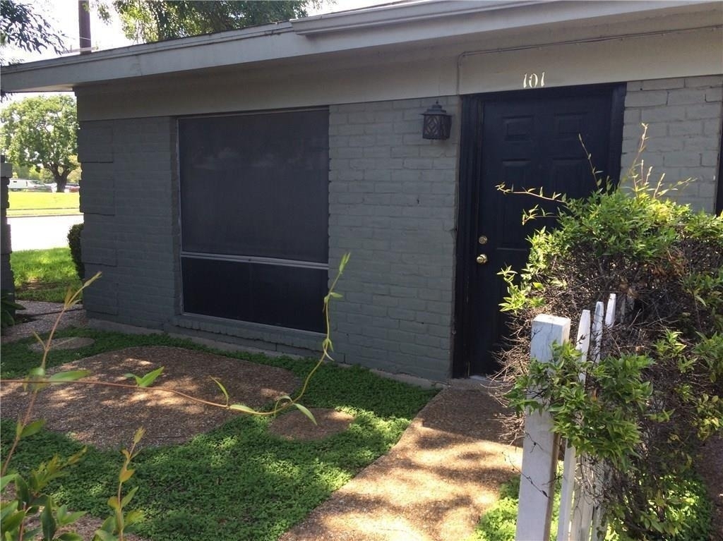 602 W 51st St - Photo 1