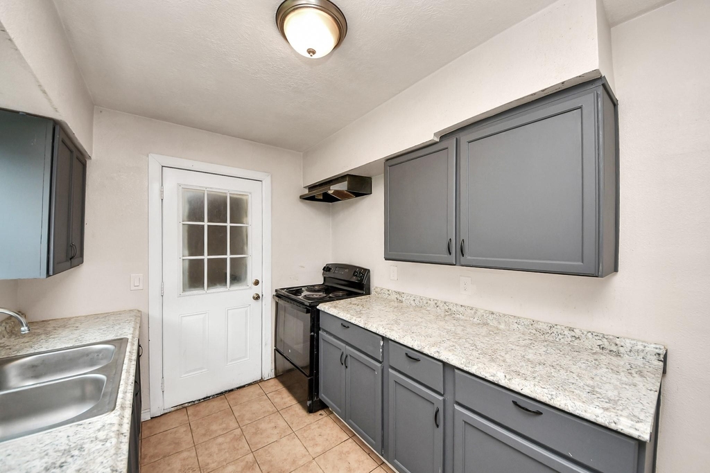 10506 Sierra Drive - Photo 14