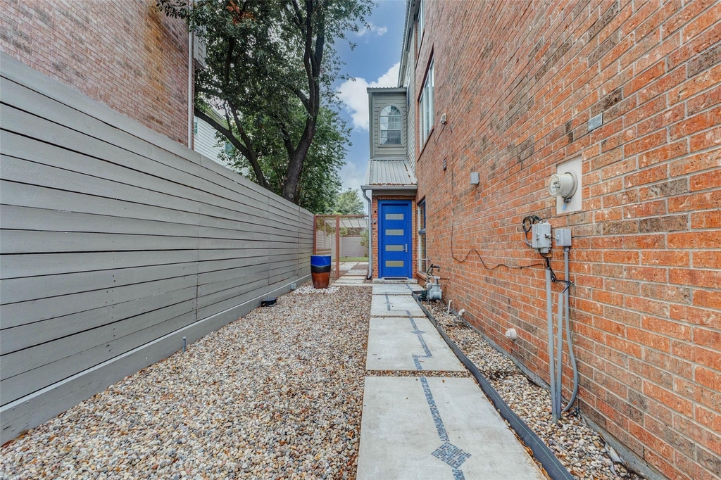 1222 Marconi Street - Photo 2