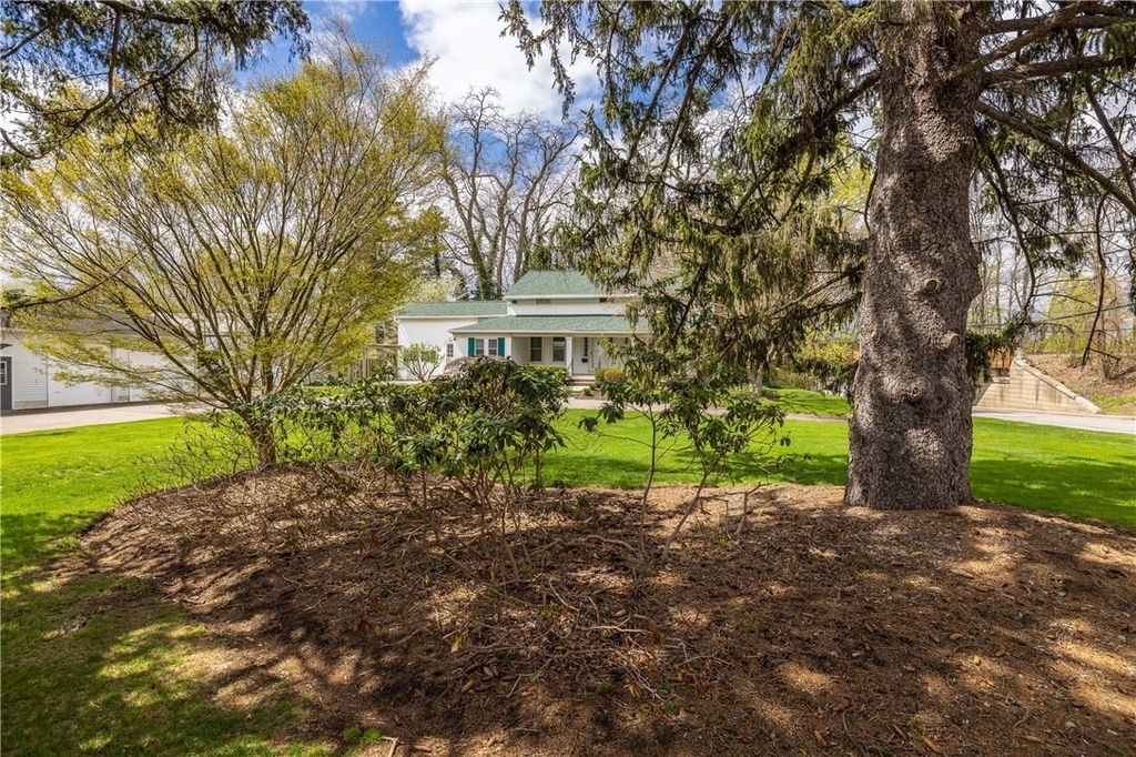 1253 Fairport Road - Photo 5