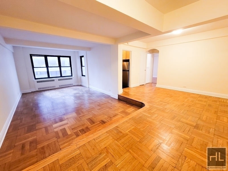 East 56 Street - Photo 0