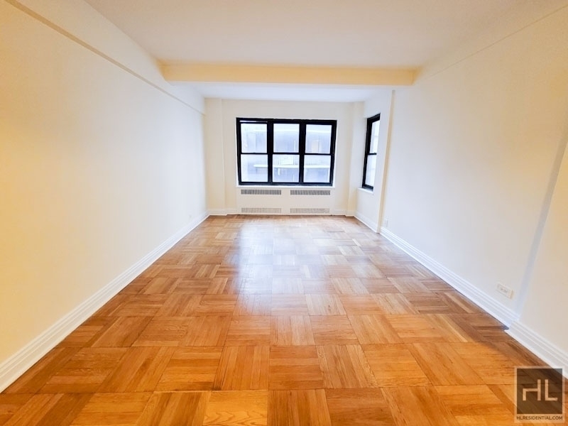 East 56 Street - Photo 2