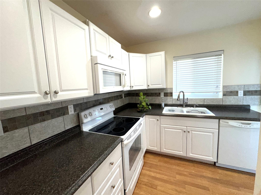 2100 Ne 38th Street - Photo 17