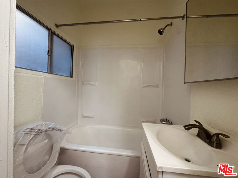 920 S S Hobart Blvd - Photo 2