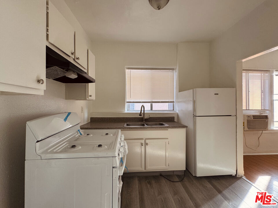 920 S S Hobart Blvd - Photo 2