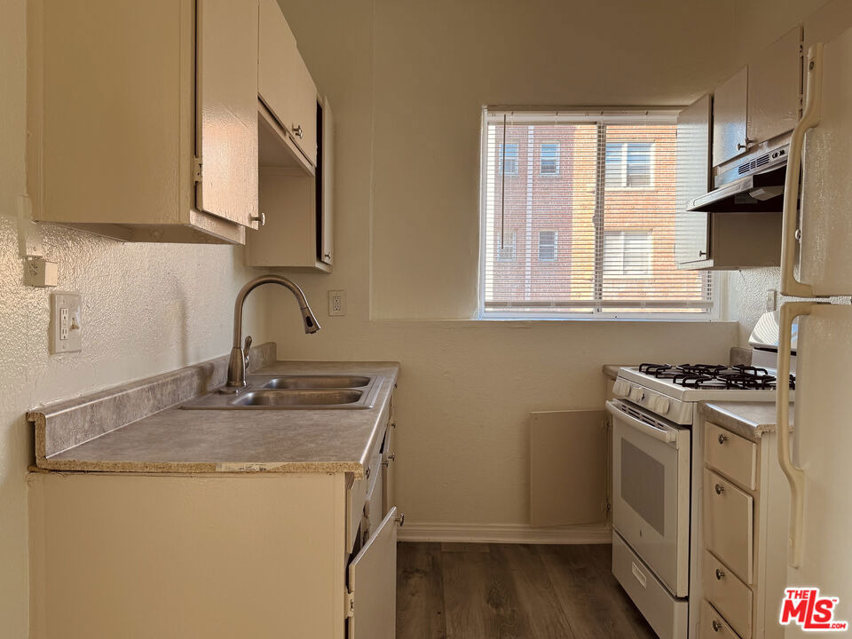 920 S S Hobart Blvd - Photo 3