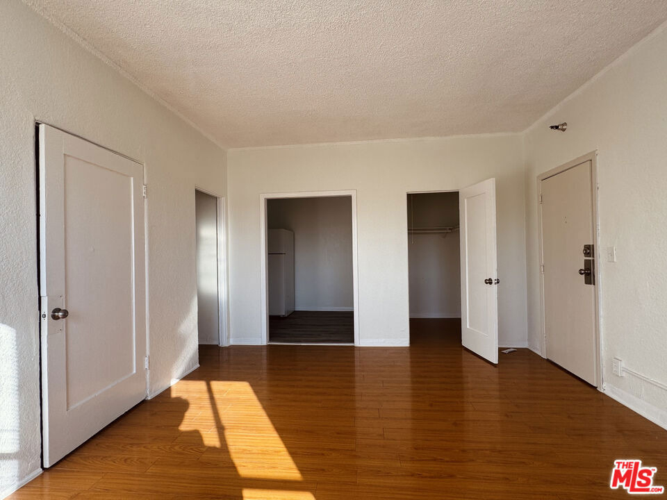 920 S S Hobart Blvd - Photo 2
