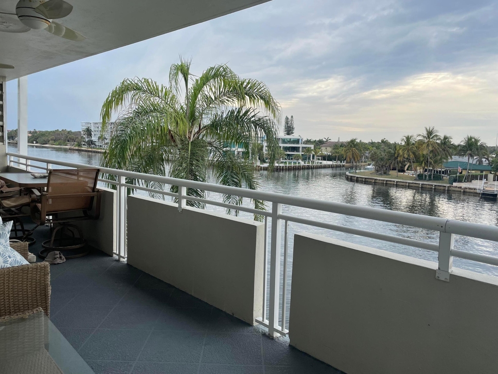 1198 Hillsboro Mile - Photo 1