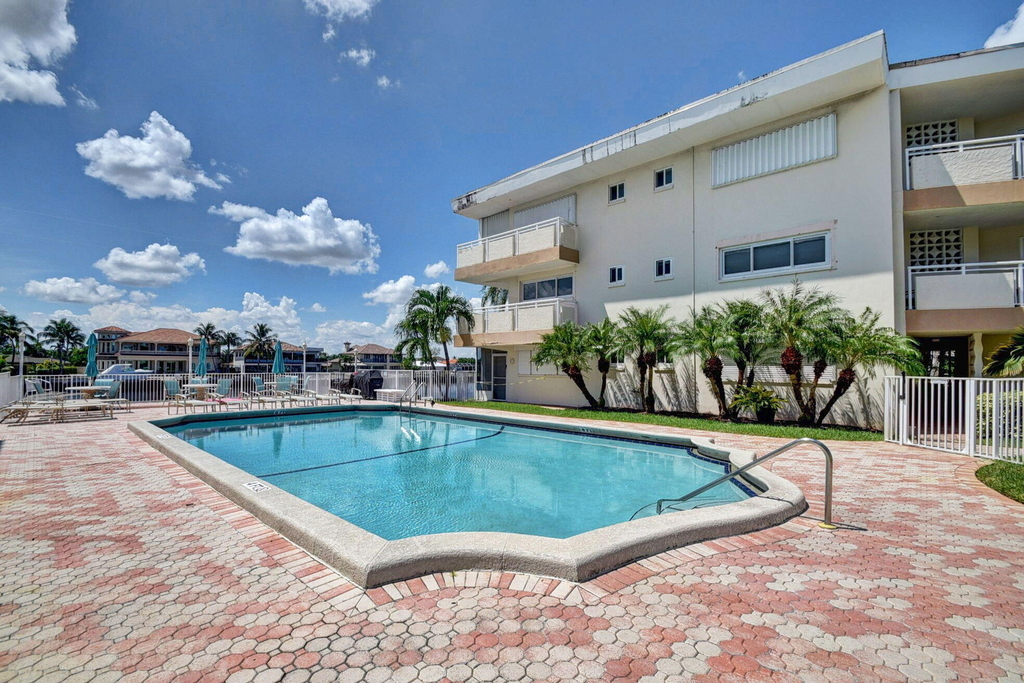 1198 Hillsboro Mile - Photo 27