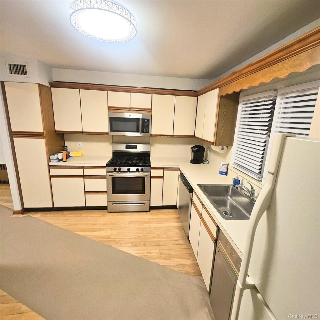 109 Rockwell Street - Photo 5
