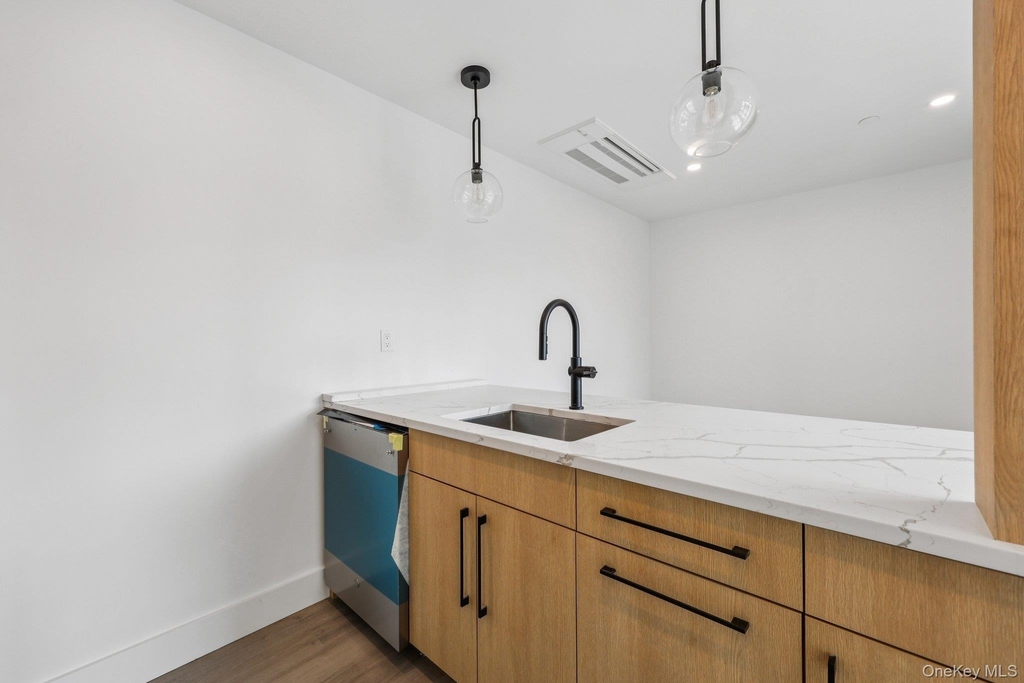 325 Manville - Photo 8