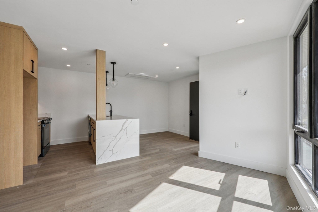 325 Manville - Photo 3