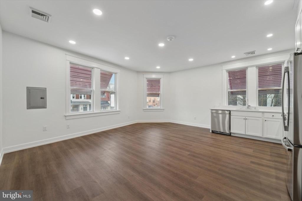 1049 W Lancaster Avenue - Photo 2
