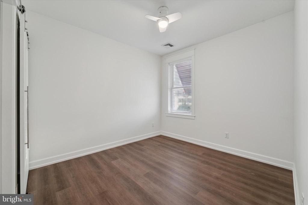 1049 W Lancaster Avenue - Photo 6