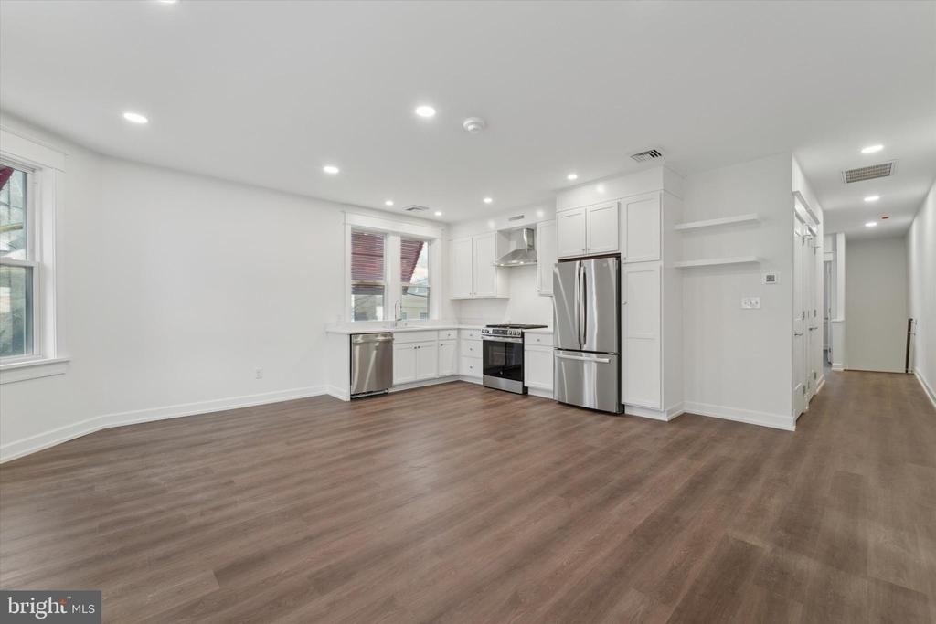 1049 W Lancaster Avenue - Photo 0