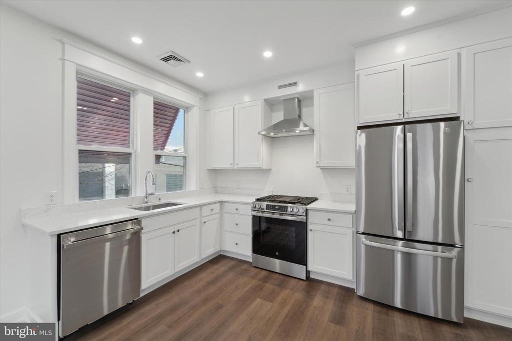 1049 W Lancaster Avenue - Photo 3