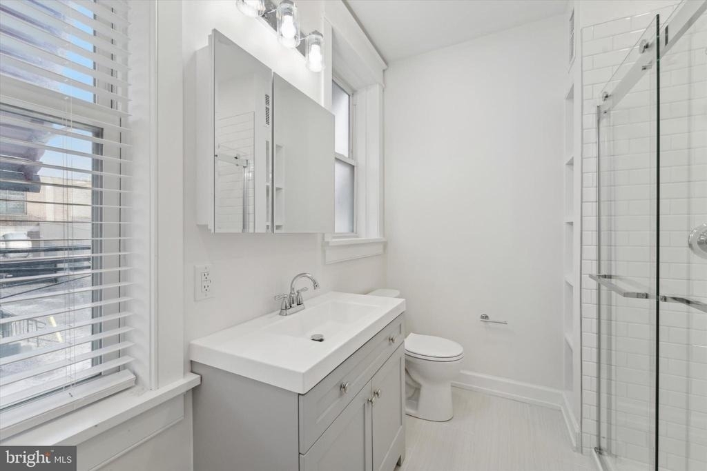 1049 W Lancaster Avenue - Photo 8