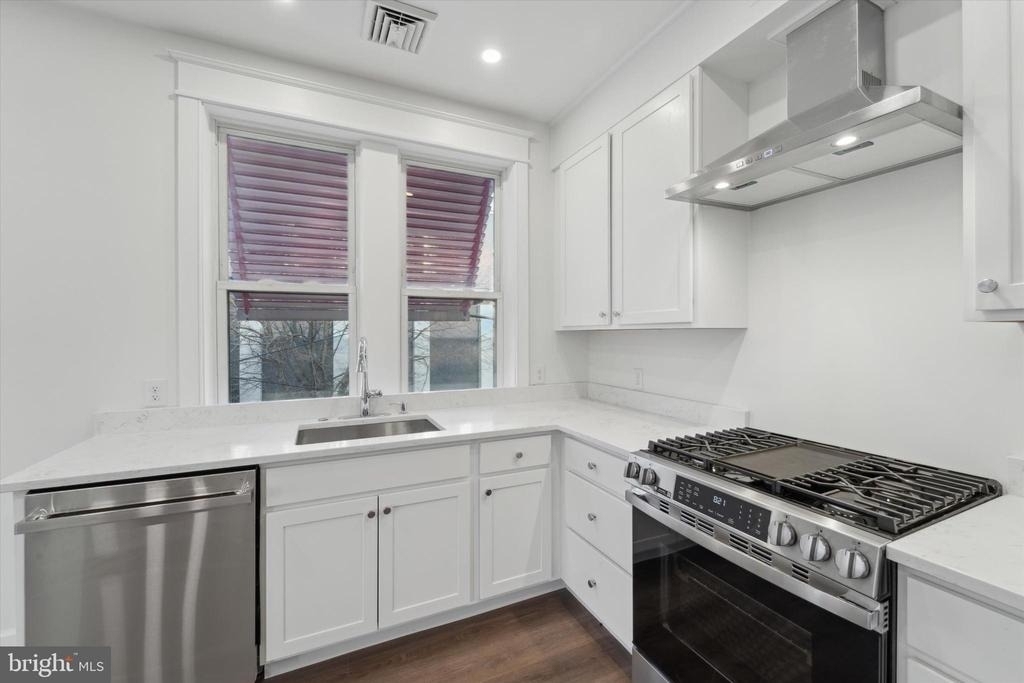 1049 W Lancaster Avenue - Photo 4
