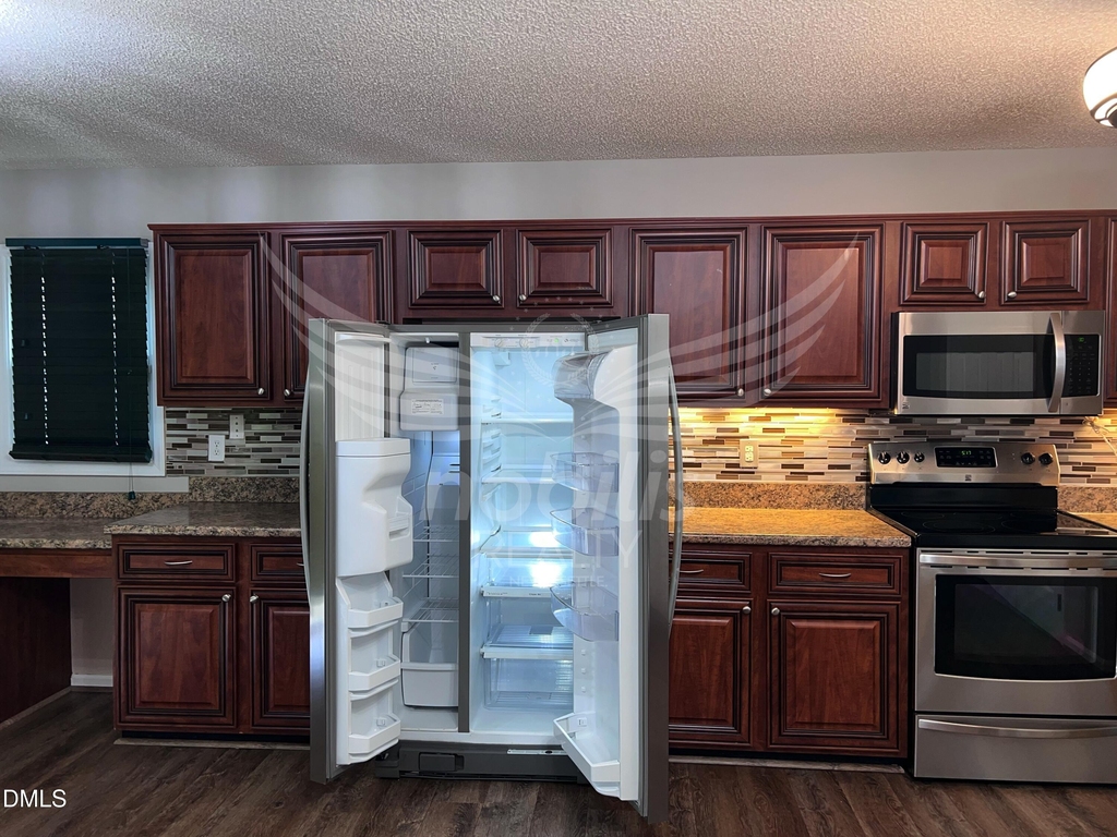 803 Yorkshire Drive - Photo 3