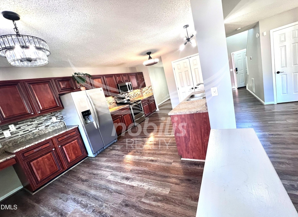 803 Yorkshire Drive - Photo 4