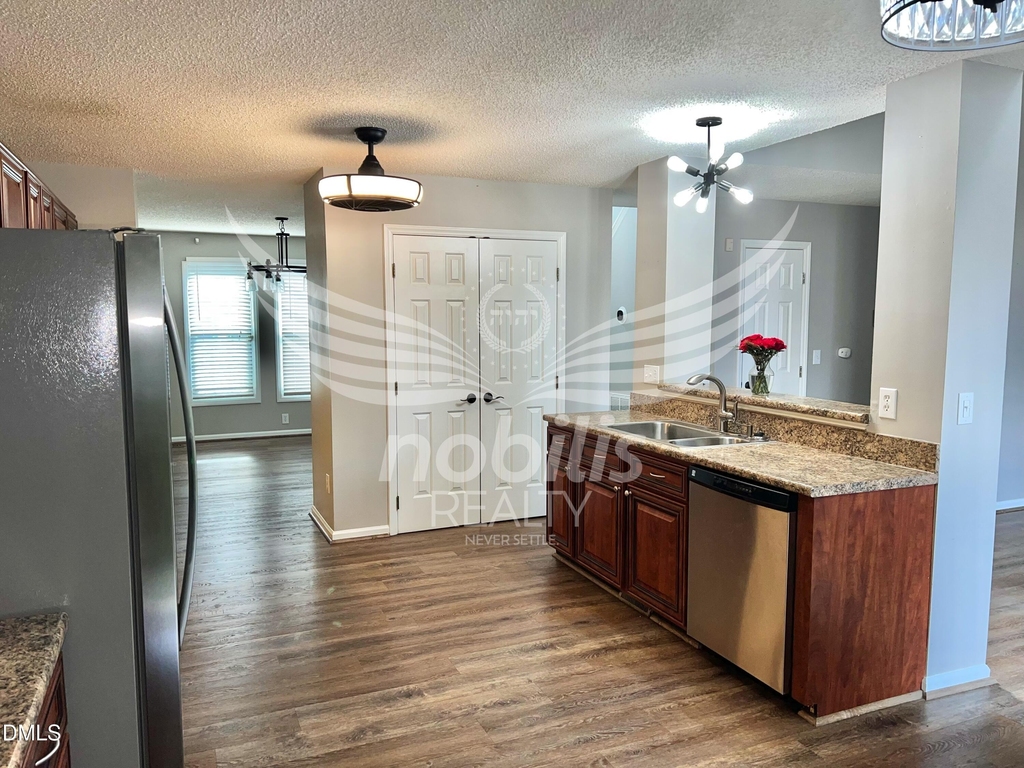 803 Yorkshire Drive - Photo 6