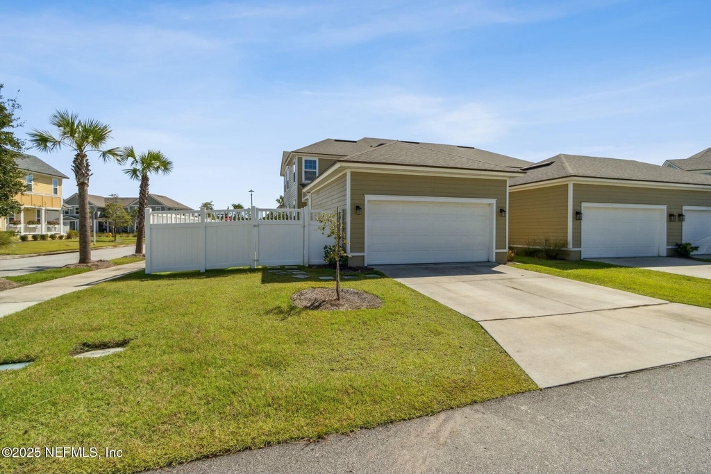 213 Daydream Avenue - Photo 2