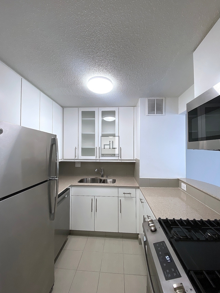 Second Avenue - Photo 1